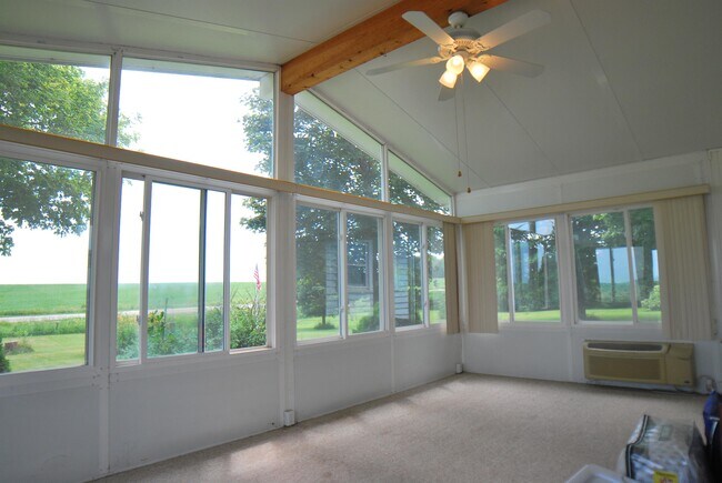 Building Photo - 811 E Dunkerton Rd