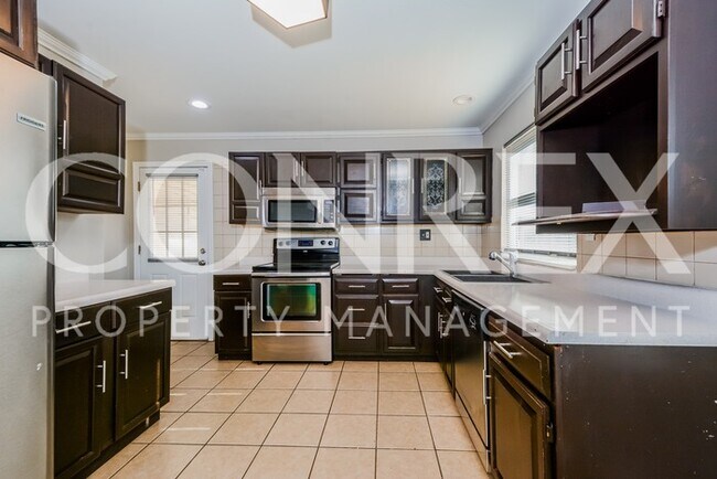 Foto del edificio - Beautiful 3 Bedroom with Hardwood Flooring!