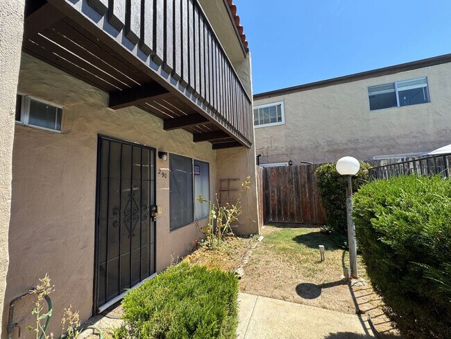 Foto del edificio - 2 bed - 1.5 bath townhouse