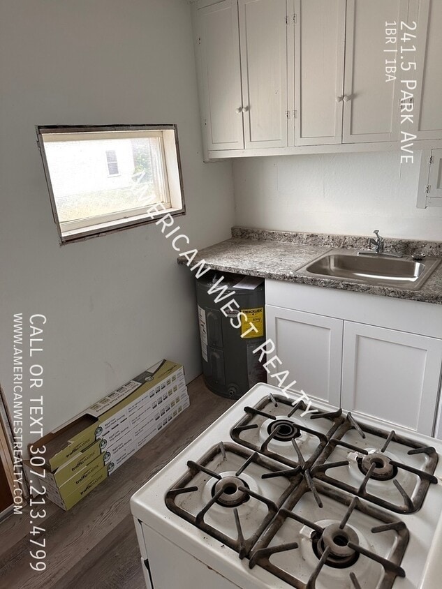 Building Photo - 241.5 Park Ave