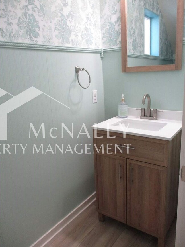 Foto del edificio - Spacious 3 Bedroom 3 Bath Home with Modern Amenities