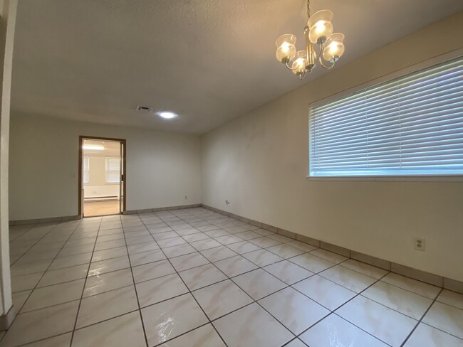 Building Photo - 2625 Kings Rd