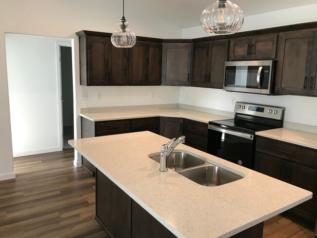 Building Photo - 4 Bed 3 Bath Twin Home