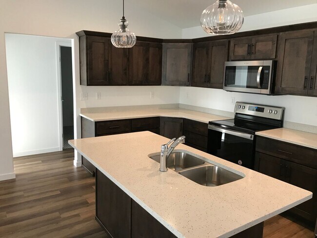 Foto del edificio - 4 Bed 3 Bath Twin Home