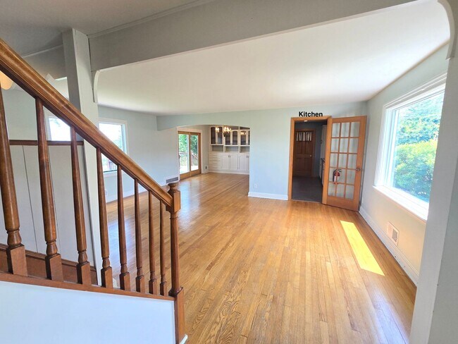 Foto del edificio - Amazing views overlooking the Raritan River! Commuter delight! Single family home with 2-bedroom,...