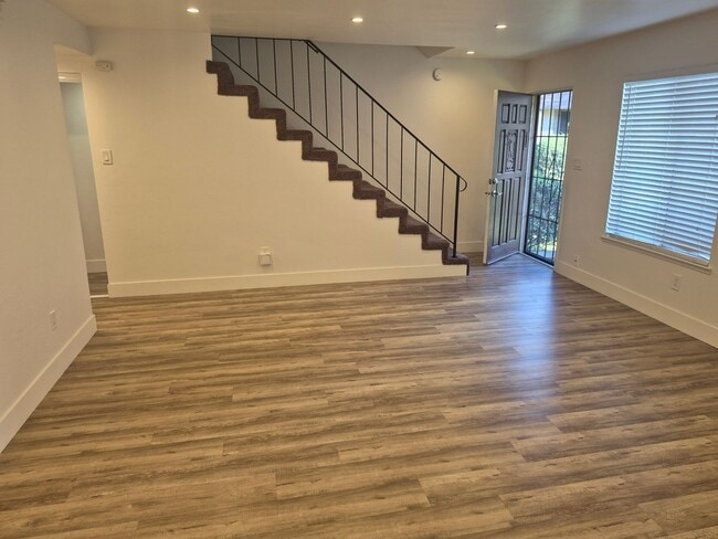 Foto del edificio - 3 Bedroom 2.5 Bath Carmichael Condo