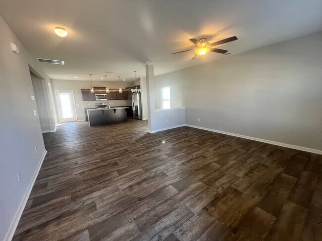 Building Photo - Beautiful 3 BR/2.5 Bath in well sought aft...