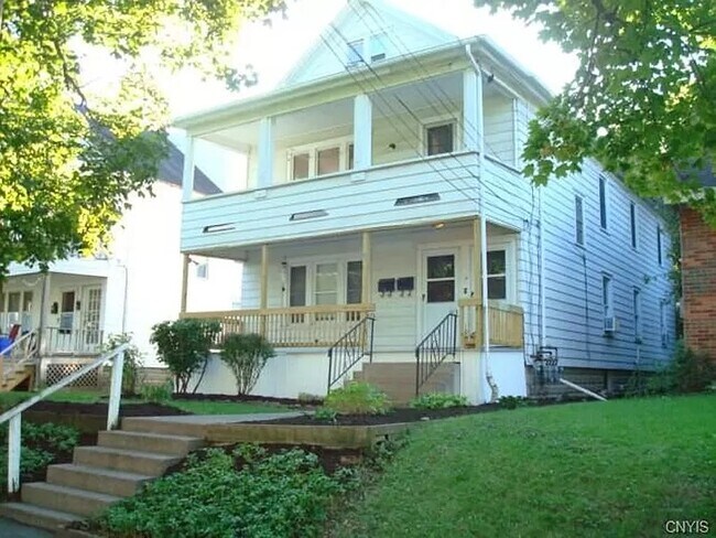 Vista frontal del edificio - 216 Miles Ave