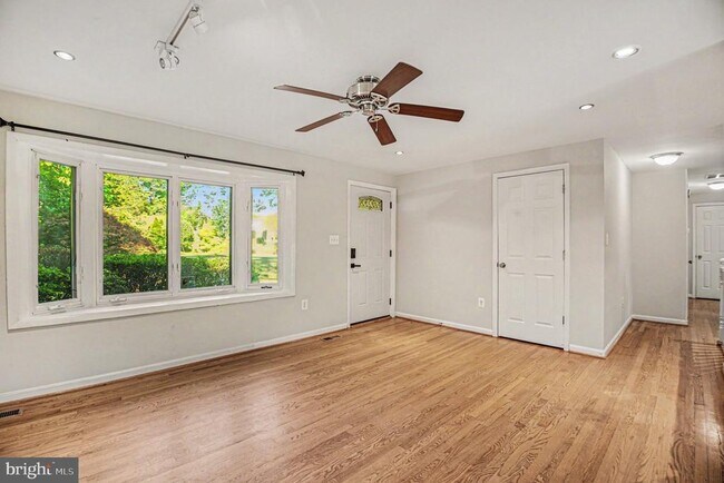Foto del edificio - 7409 Lake Dr