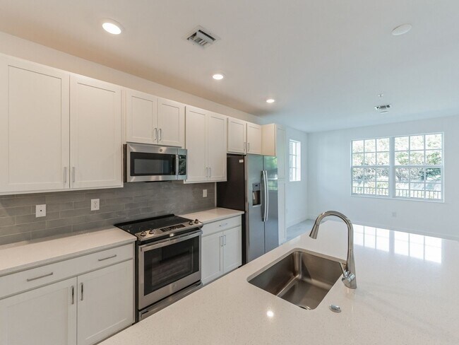 Foto del edificio - Brand New 2 bed/2.5 bath Condo 8 miles fro...