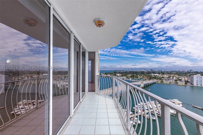 Foto del edificio - 7601 E Treasure Dr