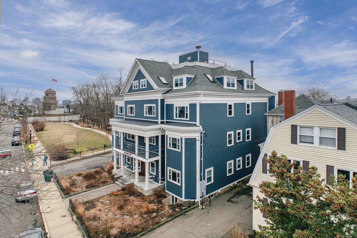 82 Munroe St - The Grandview