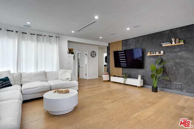 Foto del edificio - 6610 Farralone Ave