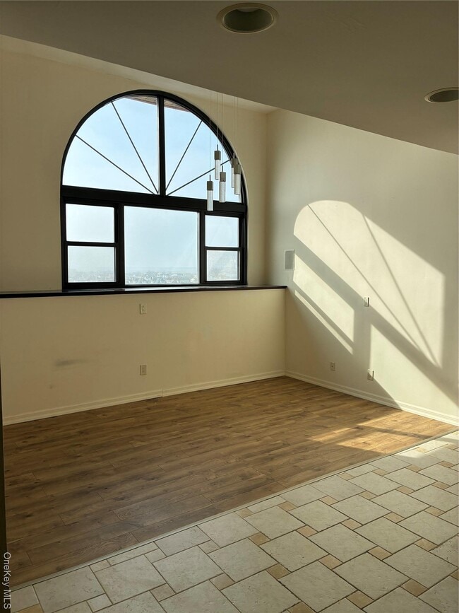 Building Photo - 185 W Park Ave