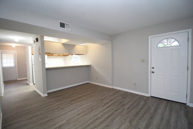Foto del edificio - Two-story 2 bedroom townhouse in Northeast...