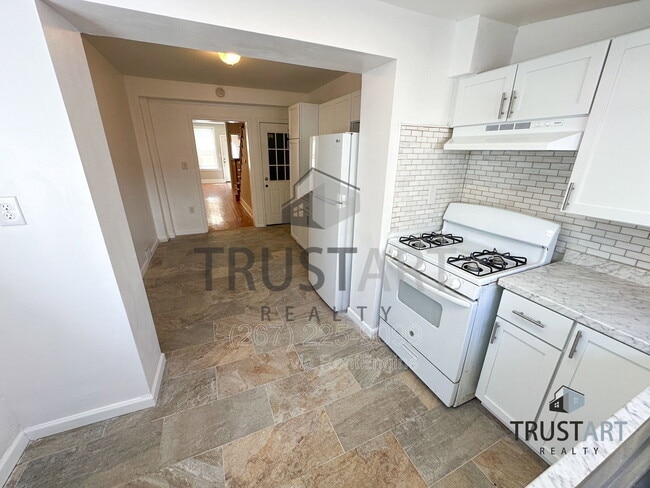 Photo - 1841 E Clementine St House