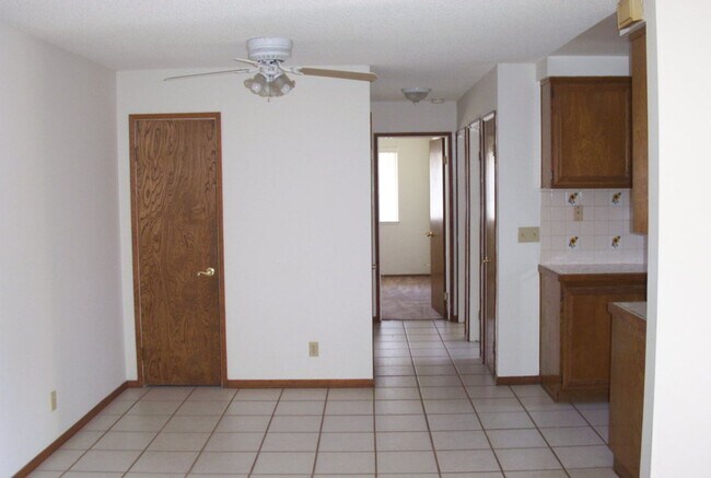 Building Photo - 2630 victoria 2 bedroom 1 bath penthouse