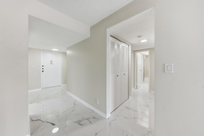 Foto del edificio - 3000 Riverside Dr