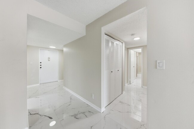 Building Photo - 3000 Riverside Dr