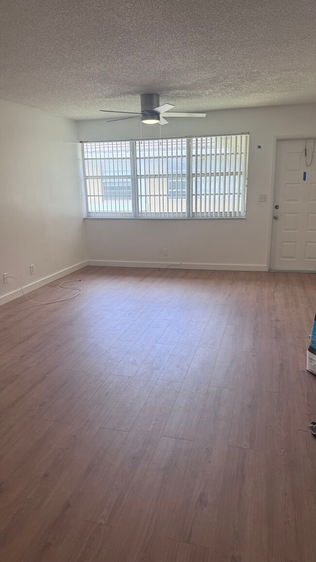Building Photo - 9952 Twin Lakes Dr