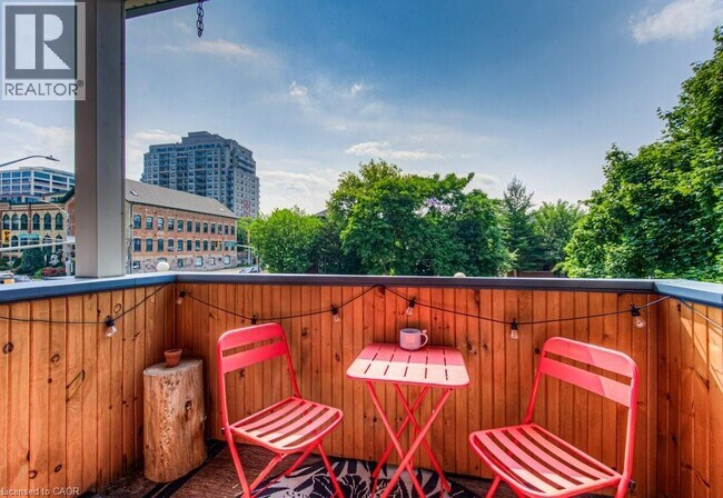 Photo du bâtiment - 350 Queen St S