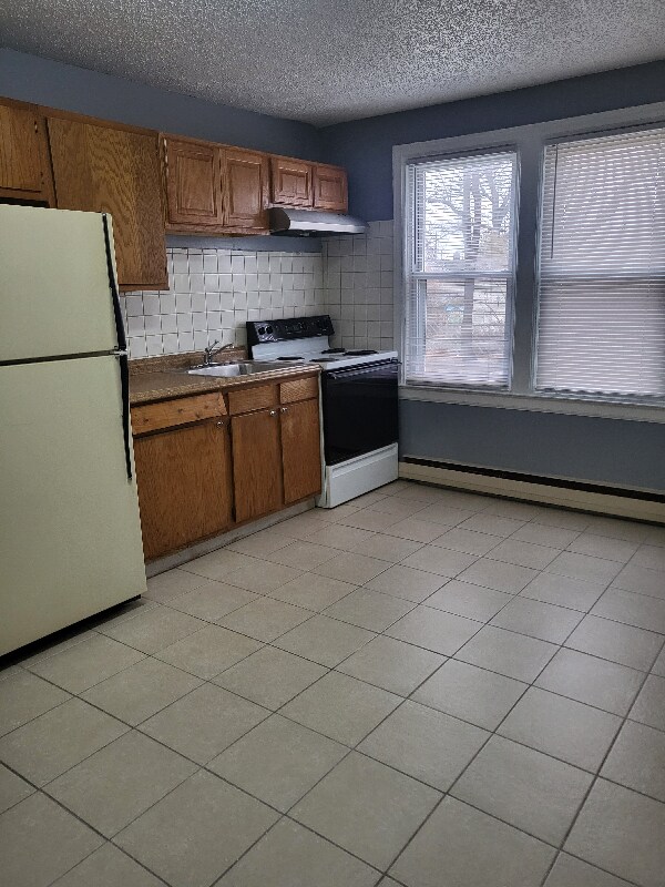 Building Photo - 577 E Mapledale Ave