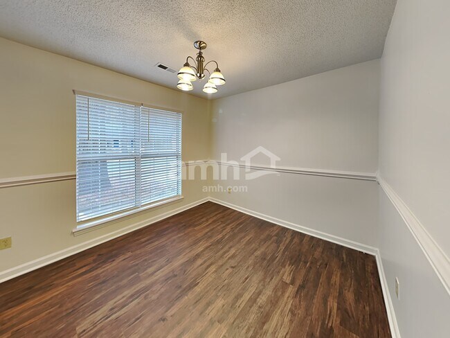 Foto del edificio - 5081 Poplar Glen Dr