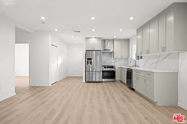 Building Photo - 1642 S Crest Dr