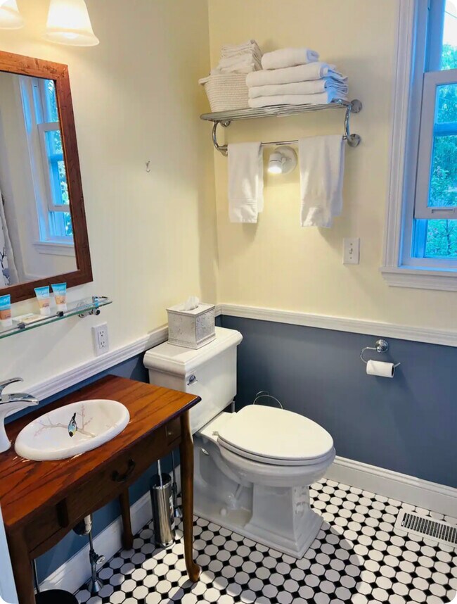 Full bath - 344 Merrimac St