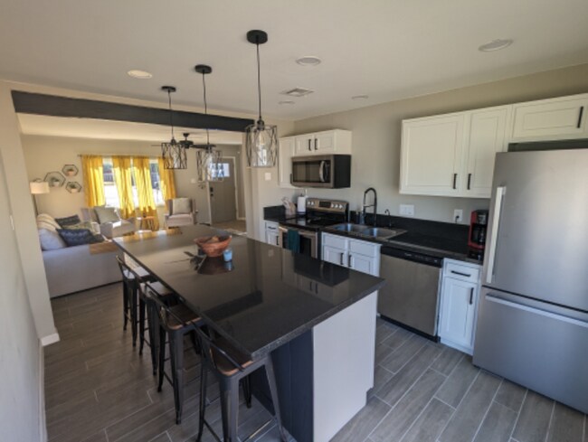 Foto del edificio - 4065 E Flower St