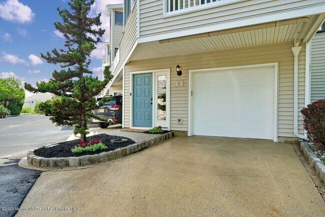 Building Photo - 2 Newport Ct