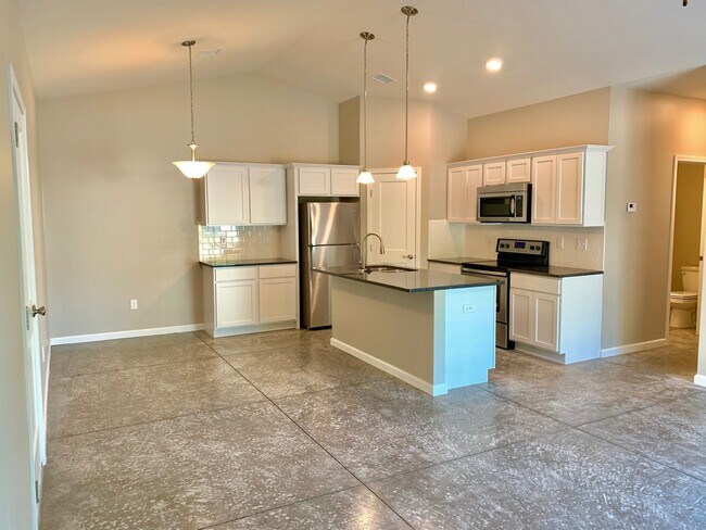 Building Photo - Recent construction --  3 bed/ 2 bath Dupl...