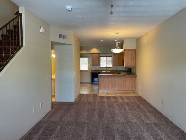 Building Photo - Popular 2BR/2.5BA 2 Story Townhome conveniently located close to PCC, U of A!