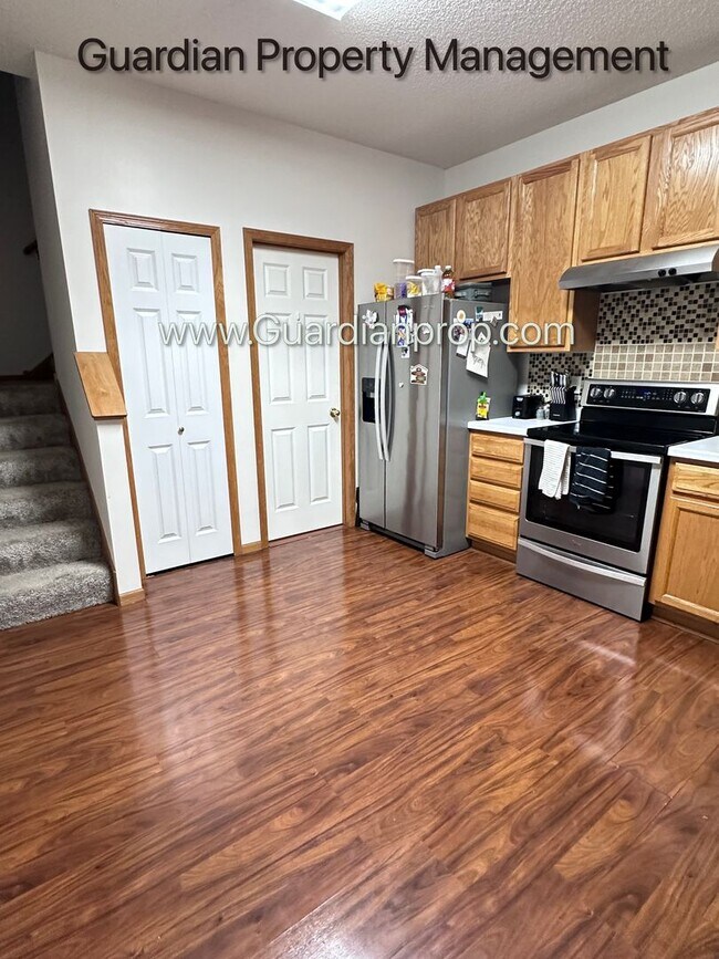 Foto del edificio - Shakopee Town Home, 2 Car Garage, 1.5 Baths, Patio, Dishwasher, W/D