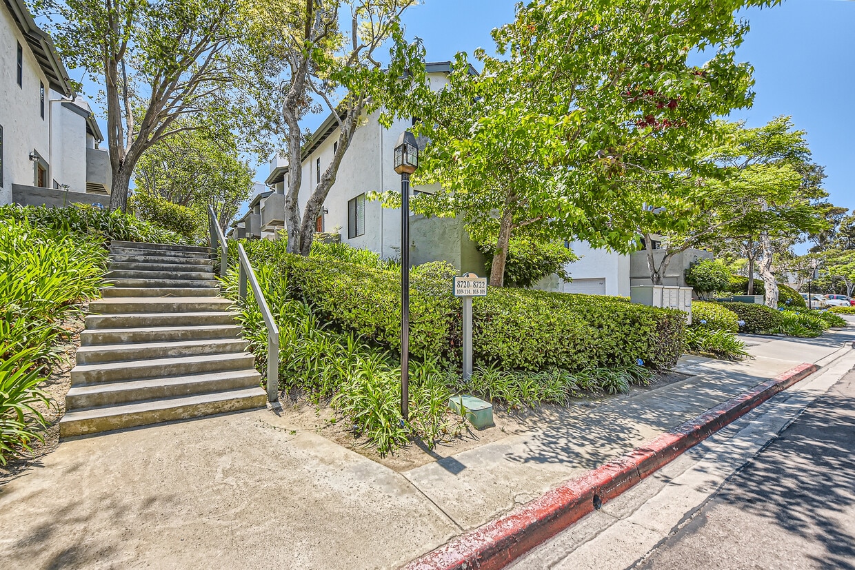 Mature landscape - 8722 Villa La Jolla Dr