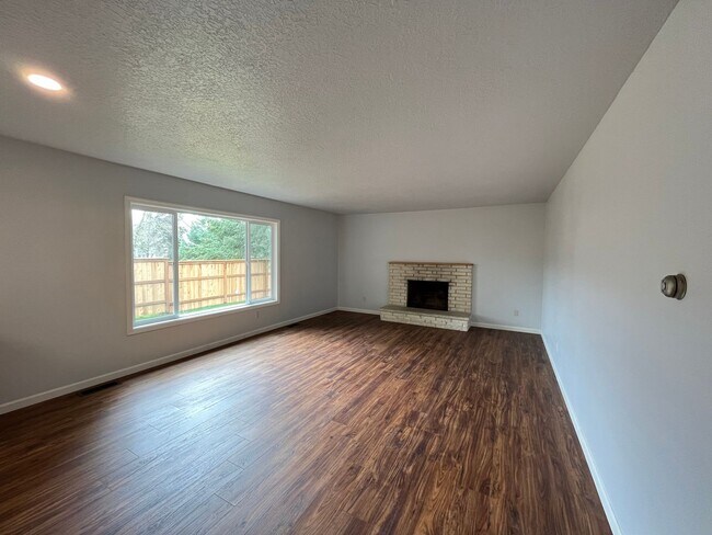 Foto del edificio - HUGE FENCED YARD!! Updated 3 Bed, 1 Bath H...