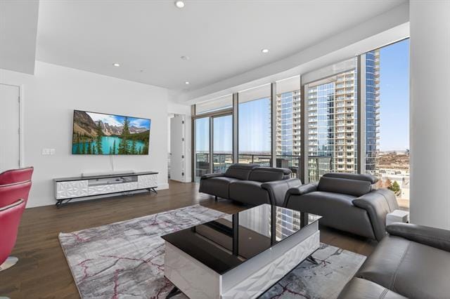 Foto del edificio - 7901 Windrose Ave.