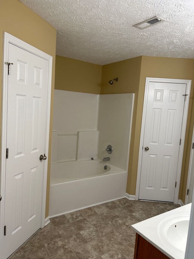 Foto del edificio - 3406 Titus Ln