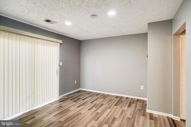 Foto del edificio - 8603 Woodhue Ct