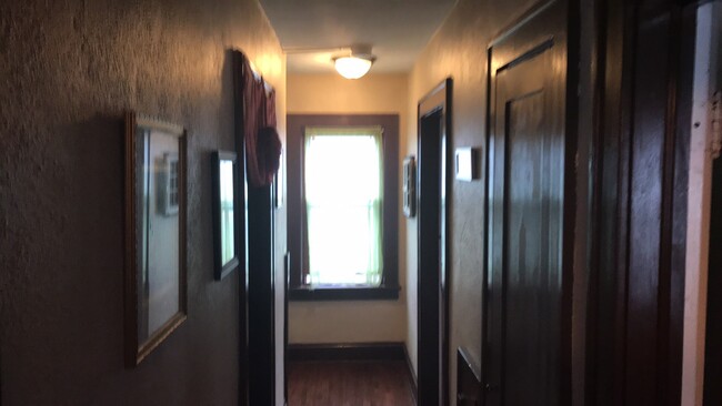 Building Photo - Charming 3 bedroom 1 bath in University/Le...