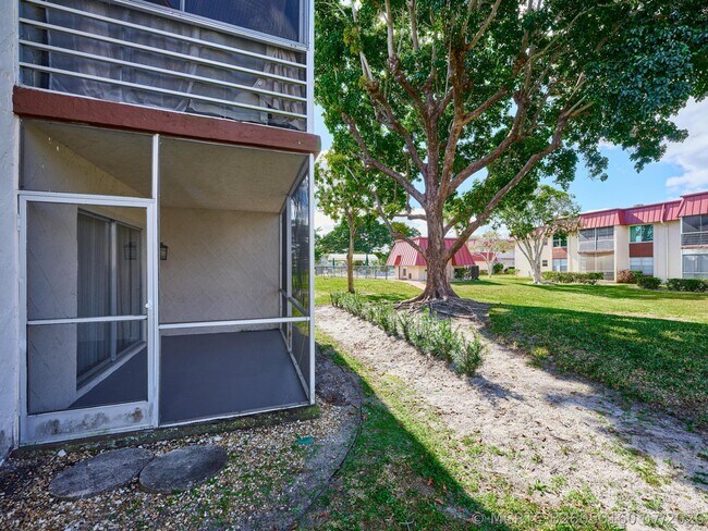 Foto del edificio - 12021 W Greenway Dr
