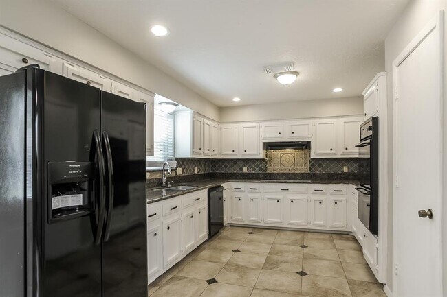 Building Photo - 3202 Holly Green Dr