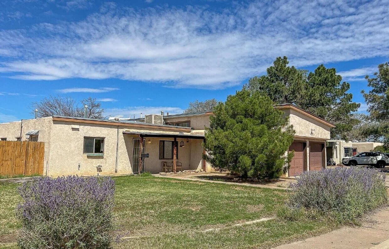 Foto principal - 3BR 2 BA house with Large Yard in NE Heights