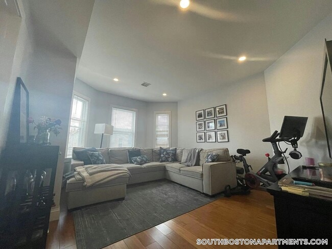 Foto del edificio - 695 E 7th St