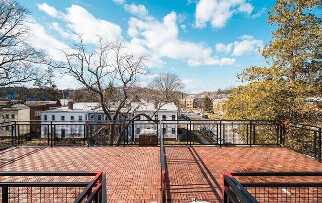 Building Photo - Captivating Condo in Brookland! Parking Av...