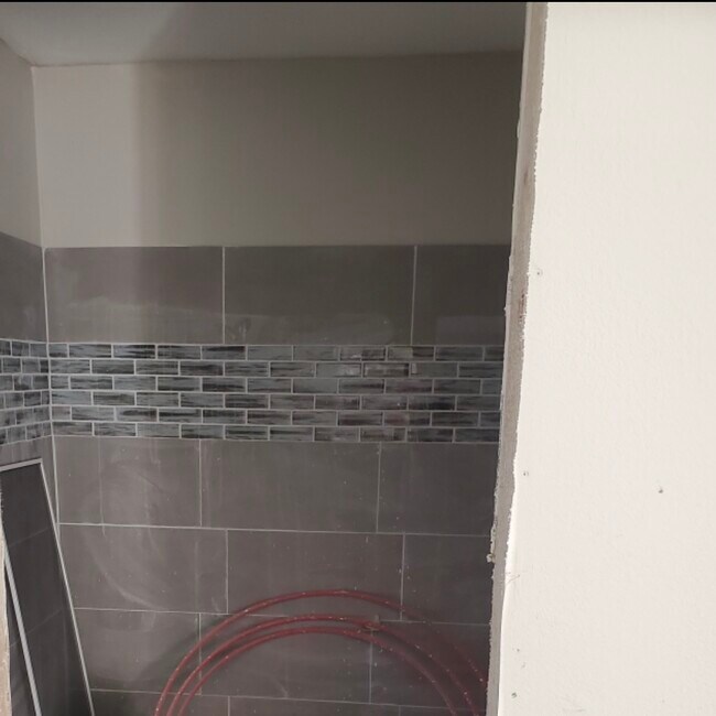 Azulejos de diseño recién instalados - 1305 Palm St