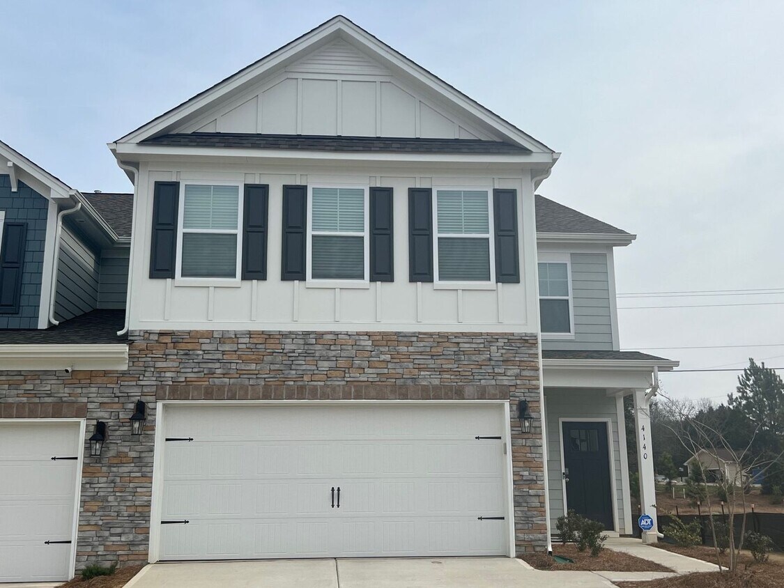 Stunning 4 Bed/ 3 Bath End Unit Townhome House Rental in