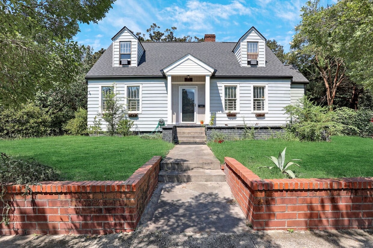Primary Photo - Charming bungalow downtown