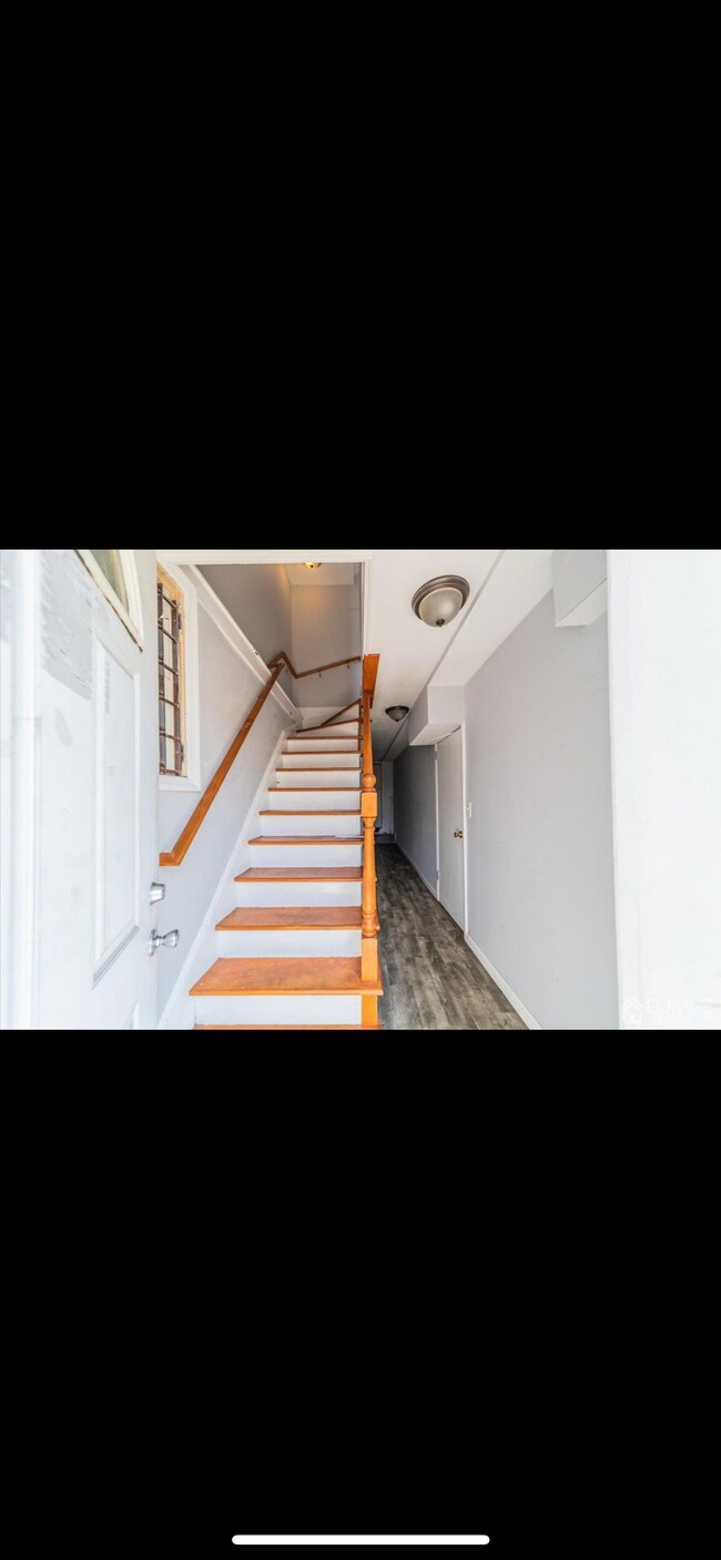 Building Photo - 524 Cornell St