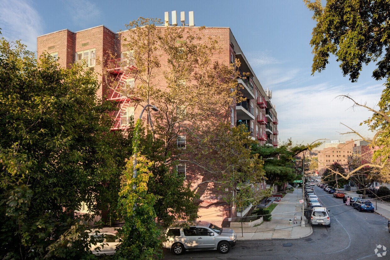 Karen Gardens Apartment Apartments in Queens, NY